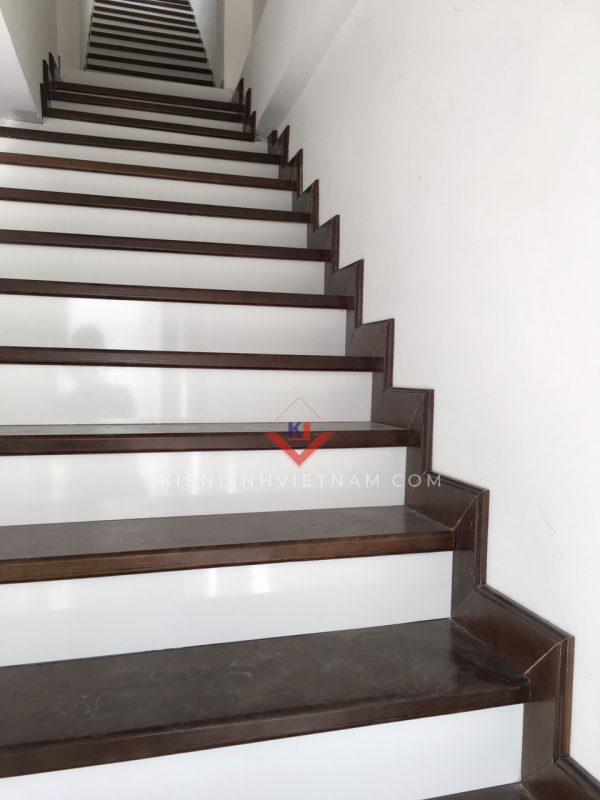 Cầu thang gỗ Sồi Mỹ