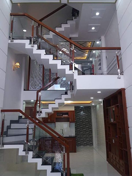 Cầu thang kính tay vịn gỗ