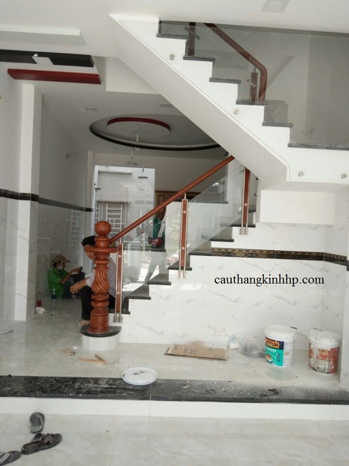 Cầu thang kính trụ dài
