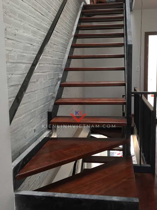 Cầu thang sắt bậc gỗ Sồi Nga