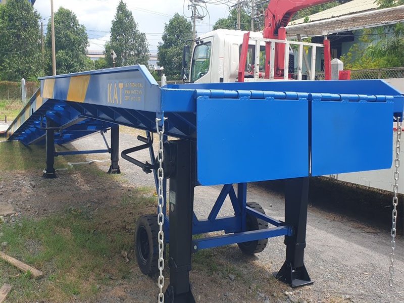 Cần xe nâng chui thùng Container