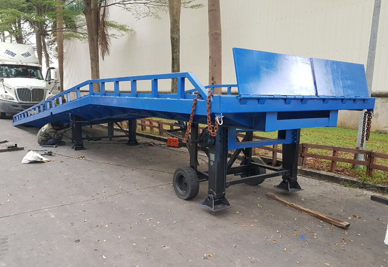 Cần xe nâng lên Container
