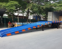 Cầu dẫn xe nâng lên container