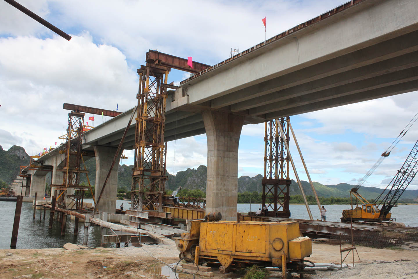 Cầu thang kính cường lực