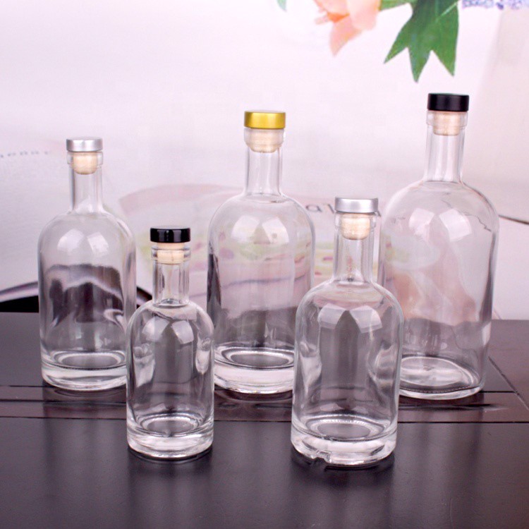 Chai thủy tinh đựng rượu vodka