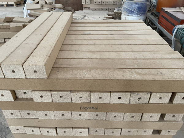 Chân cục pallet mùn cưa