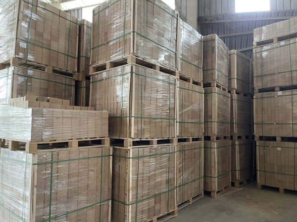 Chân cục pallet mùn cưa