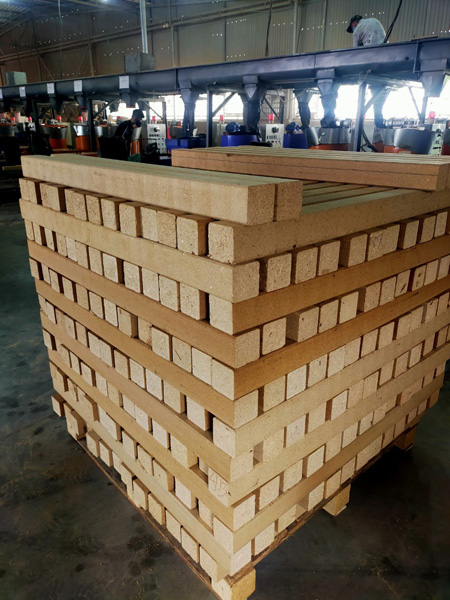 Chân cục pallet mùn cưa