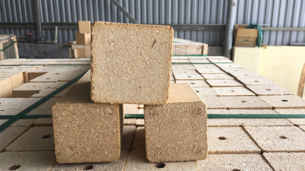 Chân cục pallet mùn cưa