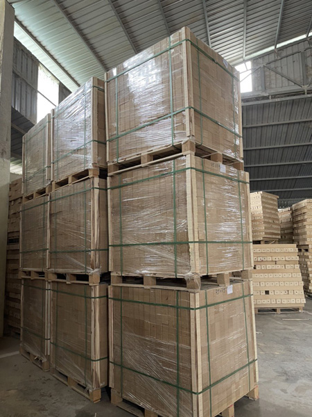 Chân cục pallet mùn cưa