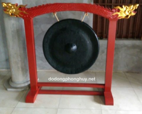 Chiêng đồng treo trên giá gỗ sơn son thếp vàng
