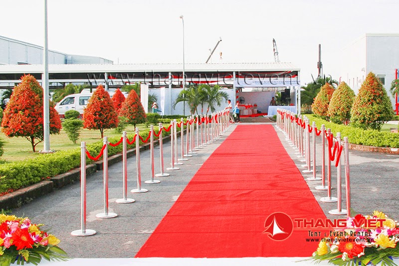 Cho thuê trụ inox - thảm dẫn lối đi