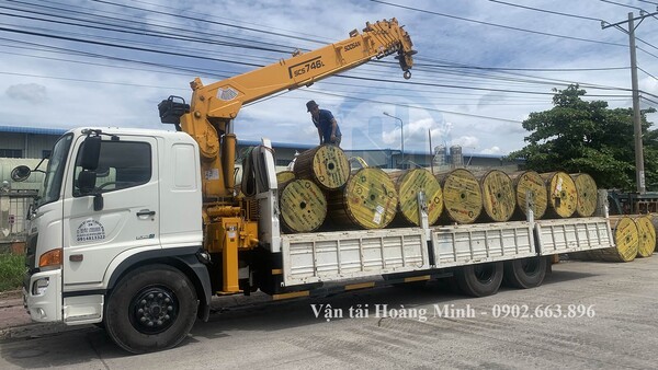 Xe tải cẩu chở và di dời cuộn cáp