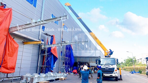 Xe tải cẩu hỗ trợ lắp đặt tại công trình