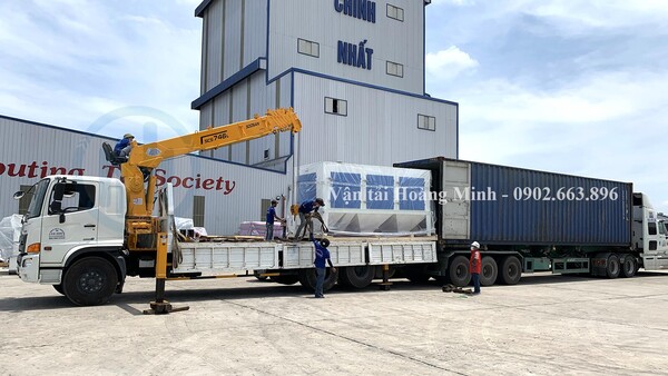 Xe tải cẩu di dời và vận chuyển hàng hoá từ container