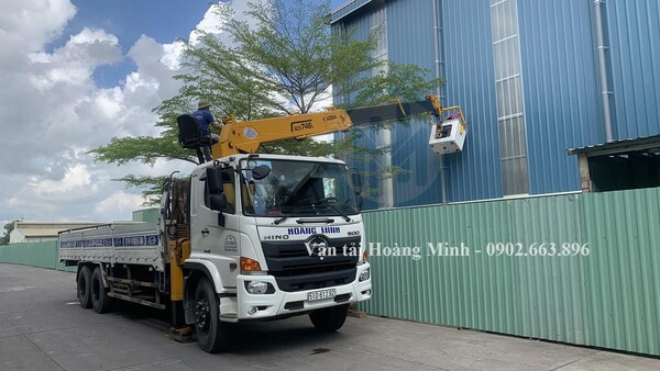 Xe tải cẩu hỗ trợ lắp đặt tại nhà máy xí nghiệp