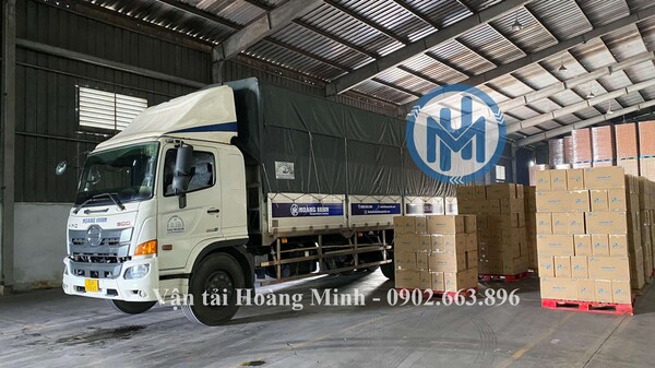 Xe tải chở hàng tại Khu công nghiệp