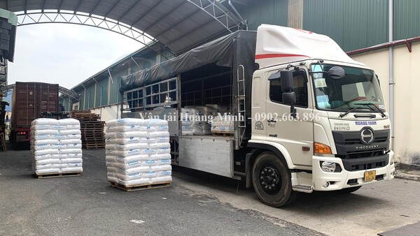 Xe tải chở hàng hạt nhựa công nghiệp