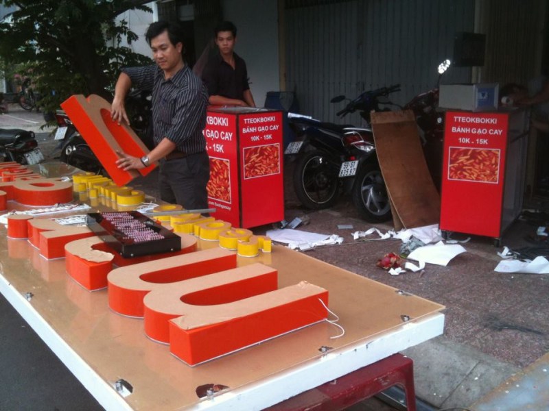 Bảng hiệu chữ nổi