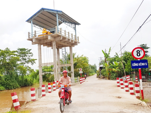 Công trình kiểm soát lũ vùng đê bao Nam Vàm Nao, An Giang