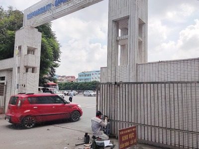 Cổng tự động tại ĐH Ngoại Ngữ