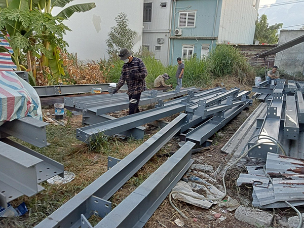 Gia công và sơn chống rỉ trụ thép quán cà phê Đà Nẵng