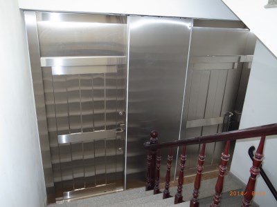 Cửa hông cầu thang inox