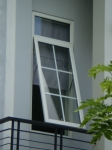 Cửa sổ mở hắt ra 1 cánh
