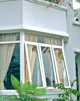 Cửa sổ mở hắt ra ngoài