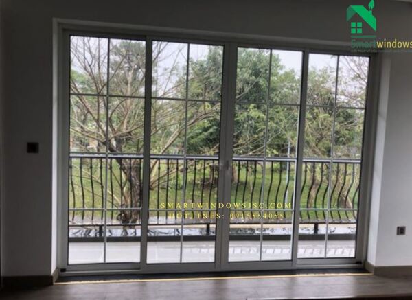 Cửa đi lùa 4 cánh nhôm Xingfa hệ 93 ra ngoài ban công