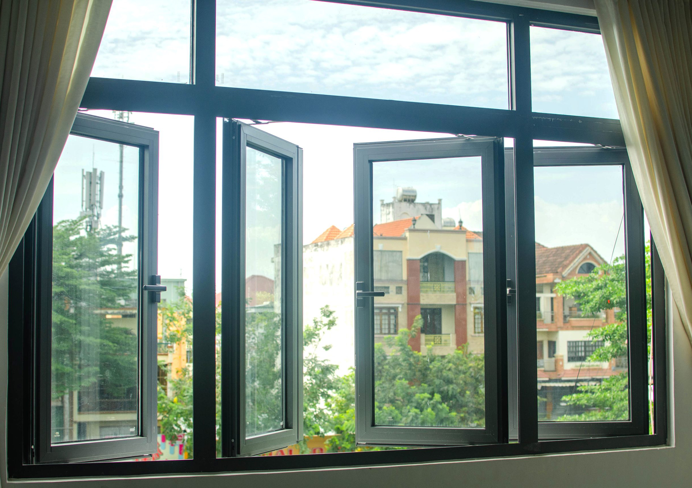 Cửa sổ nhôm mở quay 4 cánh