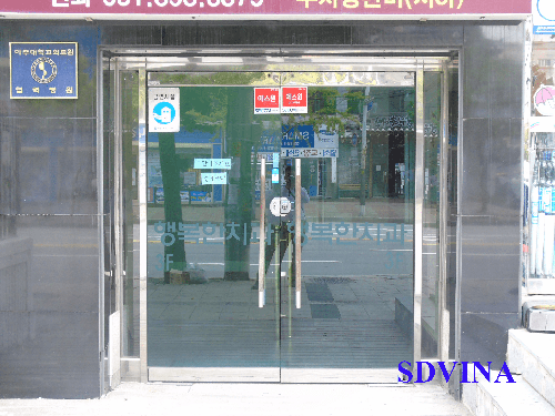 Cửa thủy lực càng cua inox bóng