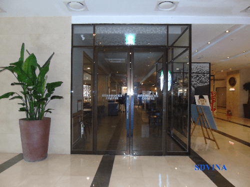 Cửa thủy lực khung inox kính đen