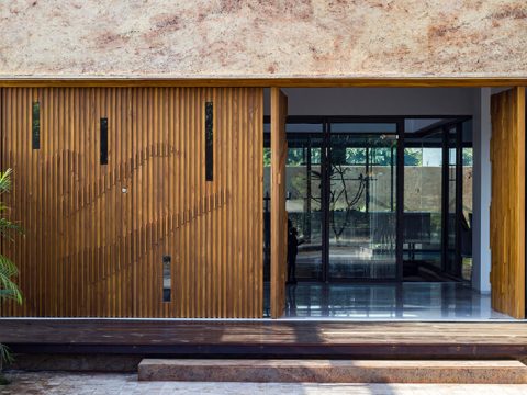 Cửa xoay mặt tiền gỗ Teak