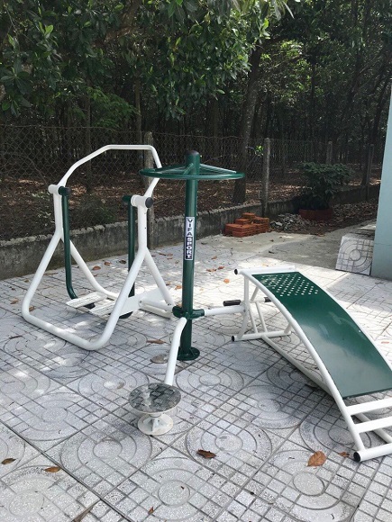 Cụm lưng bụng xoay eo đi bộ