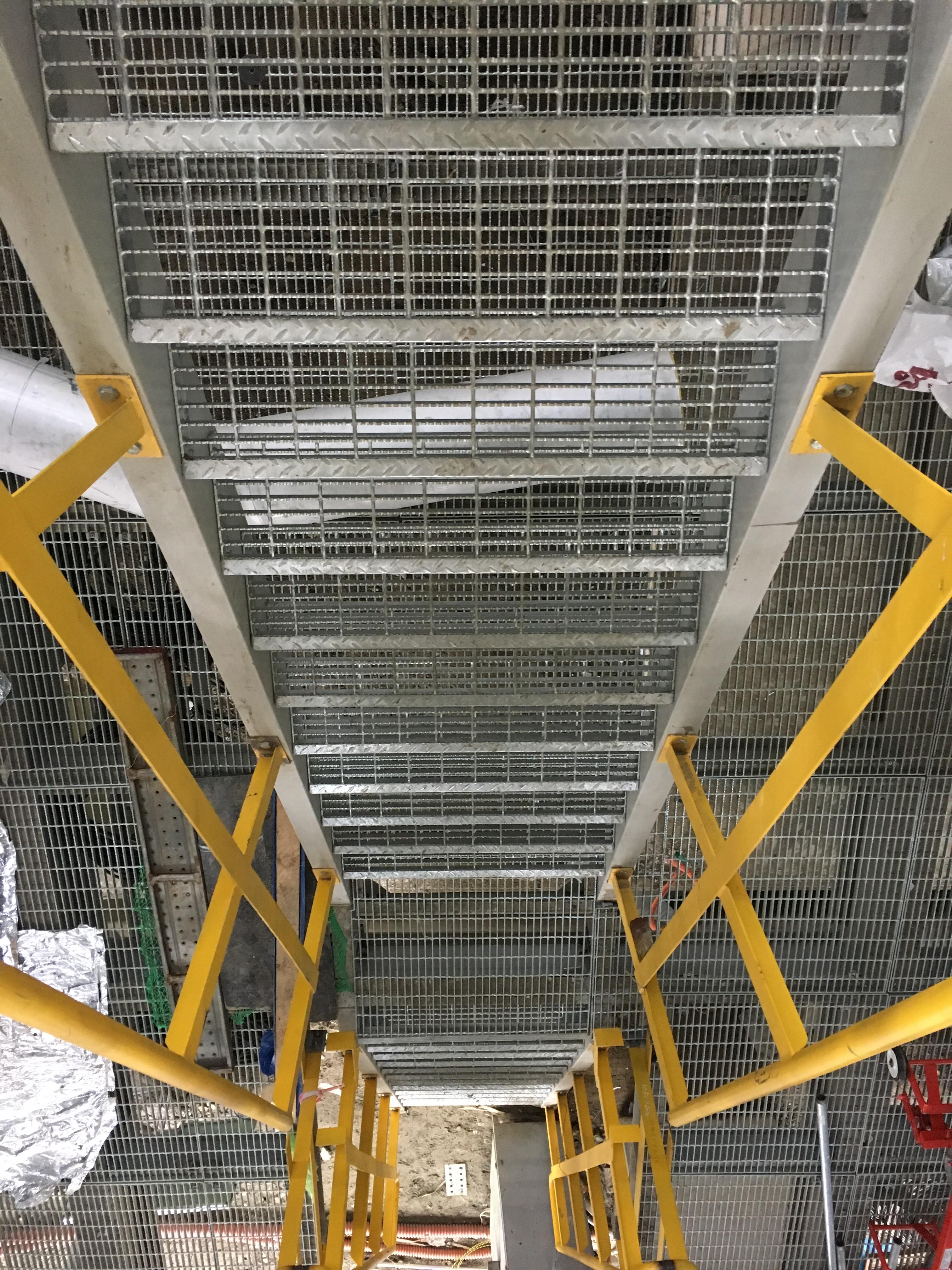 Bậc cầu thang Grating