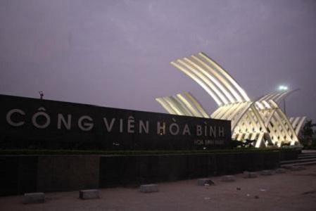 Thi công chiếu sáng Công viên Hòa Bình