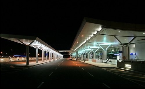 Thi công chiếu sáng sân bay Nội Bài