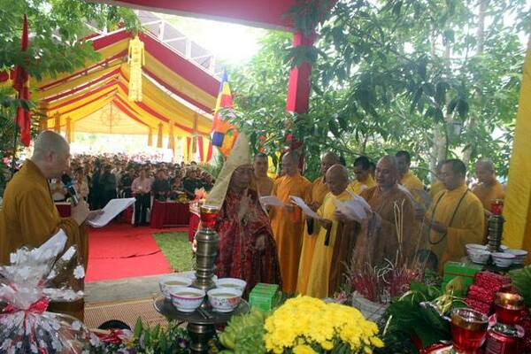 Đại lễ cầu siêu tại hang Lèn Hà - huyện Tuyên Hóa
