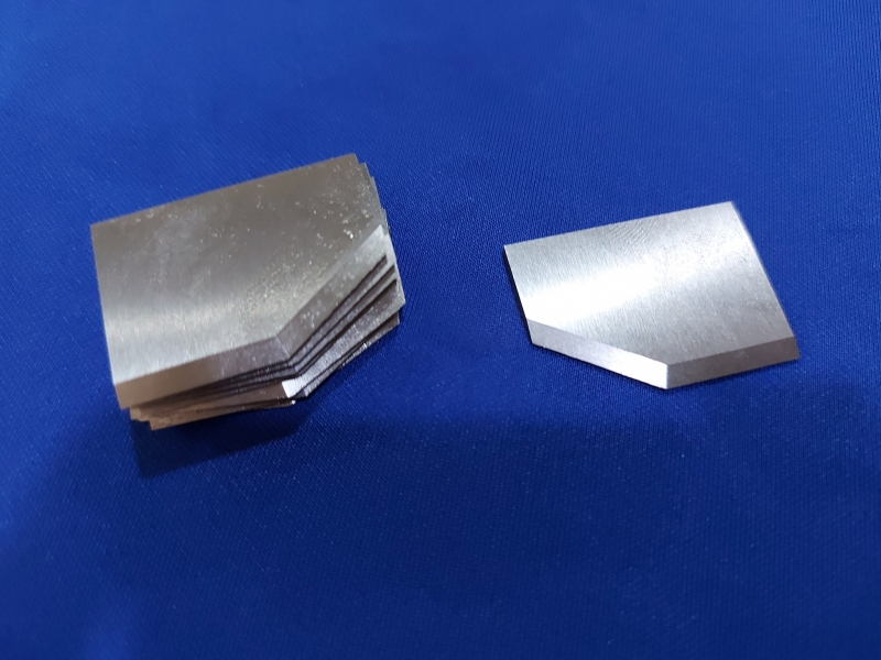 Dao cắt hạt điều 35x25x1.8