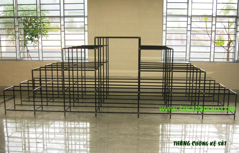 Kệ sắt vuông trưng bày sản phẩm