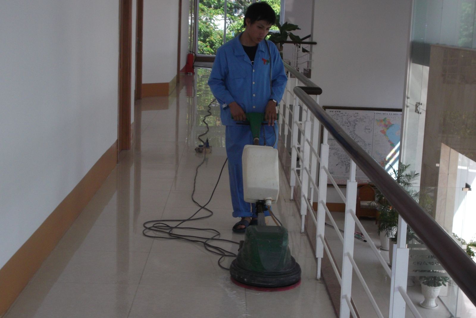 Dịch vụ đánh bóng sân đá