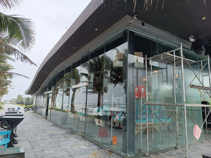 Dịch vụ vệ sinh kính tòa nhà