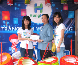 Hùng Hậu đón trung thu ấm áp bên Trẻ em mồ côi khuyết tật tại Mái ấm Thiên Phước, xã An Nhiên Phước, huyện Củ Chi, TP HCM.
