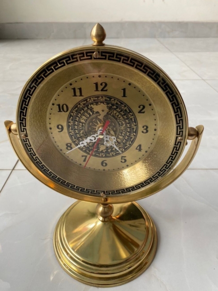 Đồng hồ để bàn quà tặng