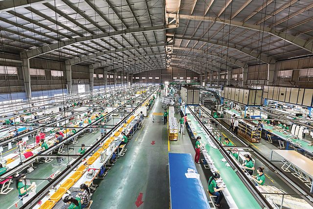 Nhà máy sản xuất giày Adidas