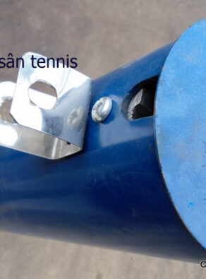 Dựng cột trụ lưới sân tenis
