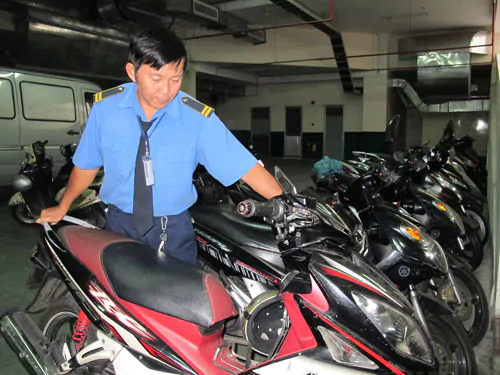 Bảo vệ trông giữ xe