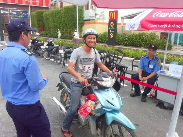 Bảo vệ trông giữ xe
