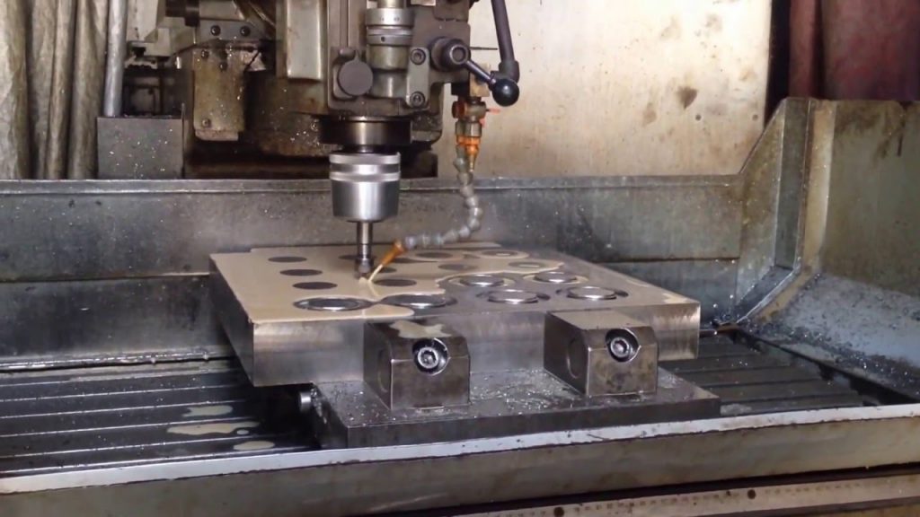 Gia công móc khóa nhựa